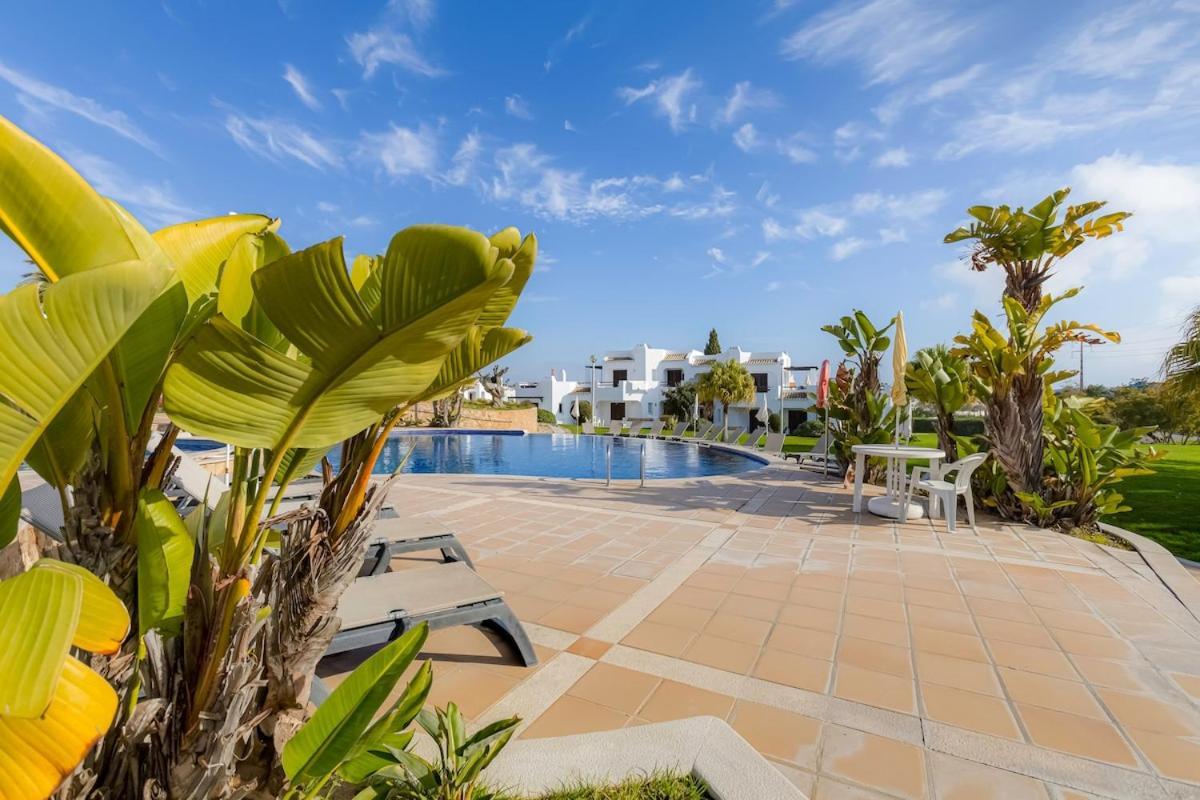 Apartment Club - 2 Bedroom Apartment, Air Conditioning And Swimming Pools *